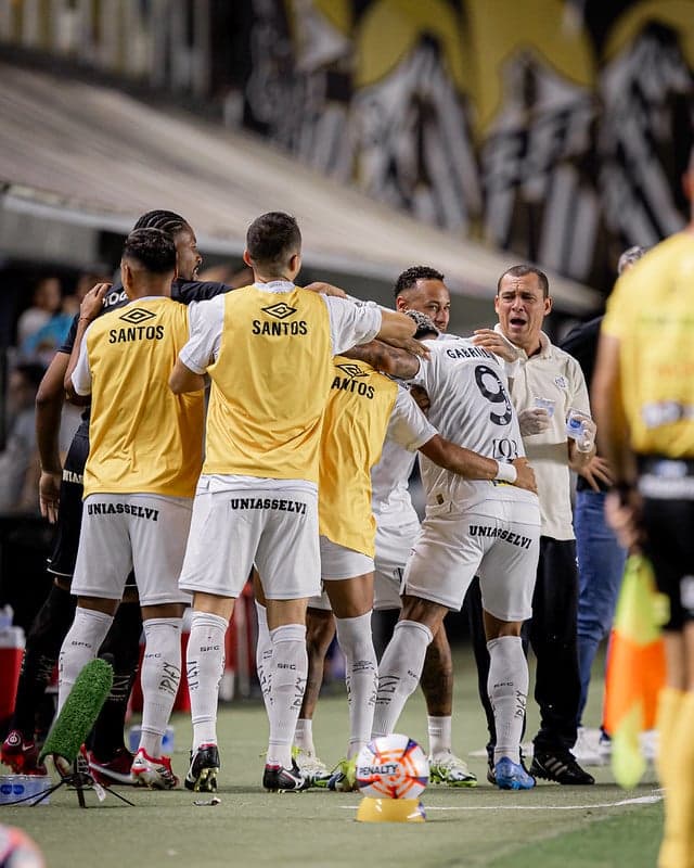 Gabriel Barbosa abraça Neymar após marcar gol pelo Santos em duelo contra o Velo Clube. (Foto: Raul Baretta/ Santos FC)