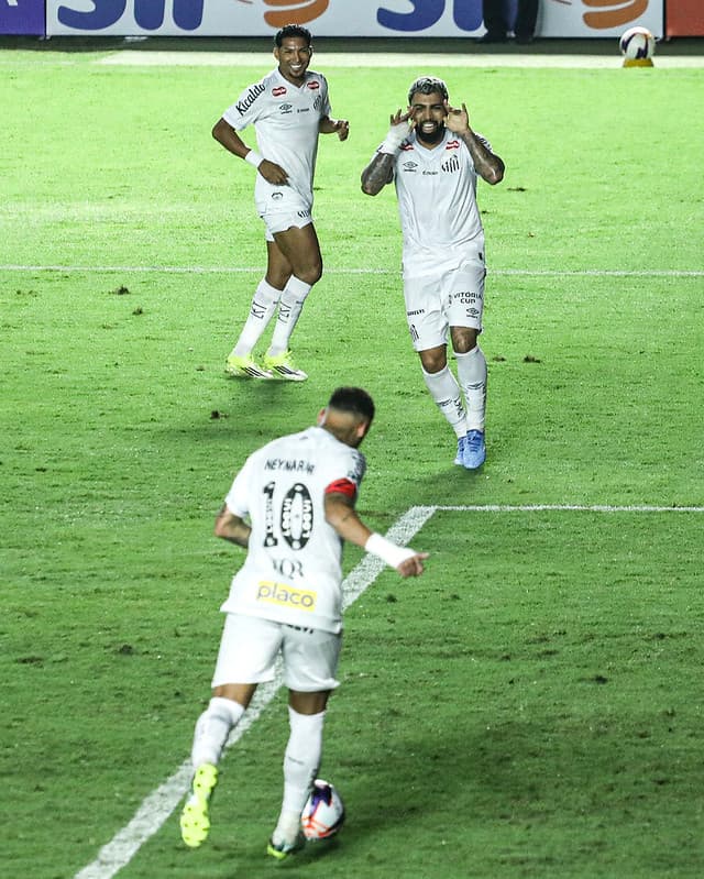 Neymar, Rony e Gabriel Barbosa em duelo pelo Santos contra o Velo Clube. (Foto: Reinaldo Campos/ Santos FC)