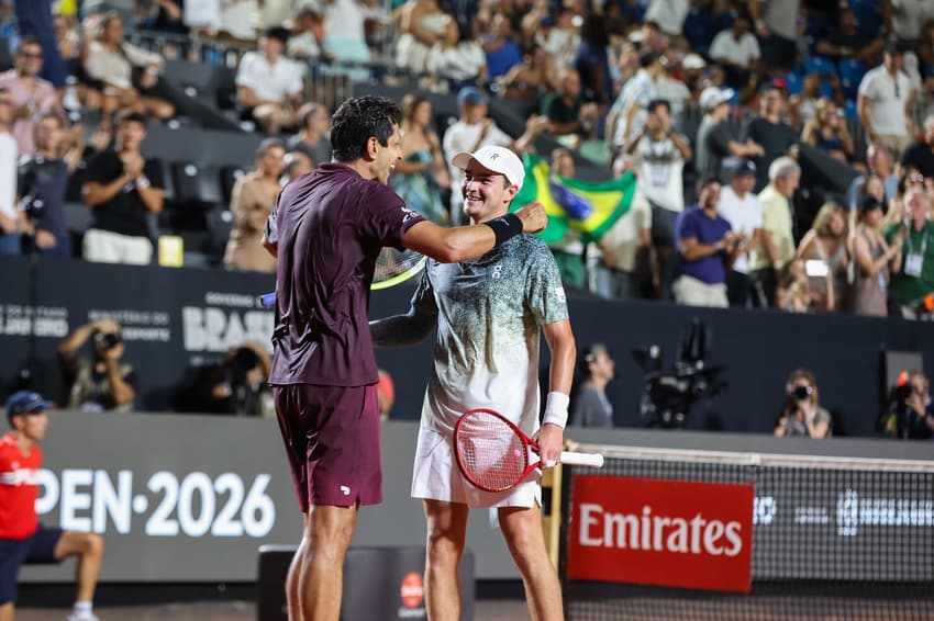 João Fonseca recebe o abraço de Marcelo Melo na vitória nas duplas no Rio Open (Foto: João Pires/Fotojump)
