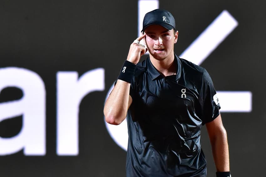 João Fonseca celebra ponto na vitória sobre Thiago Monteiro no Rio Open (Foto: João Pires/Fotojump)