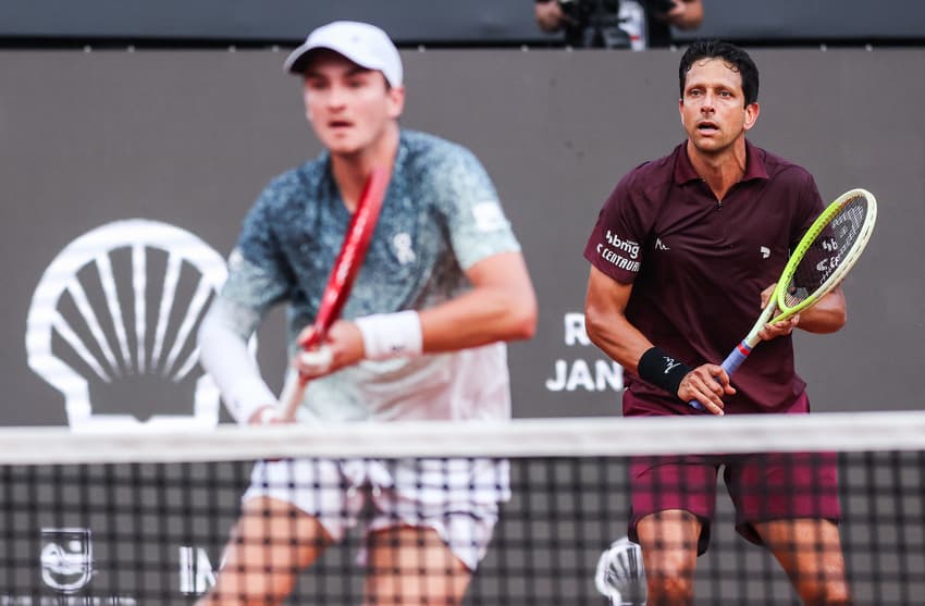 João Fonseca celebra ponto na vitória sobre Thiago Monteiro no Rio Open (Foto: João Pires/Fotojump)