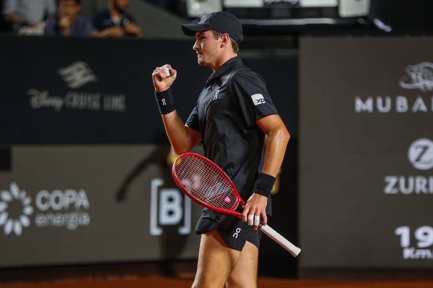 João Fonseca comemora ponto na derrota para o peruano Ignacio Buse no Rio Open (Foto: João Pires/Fotojump)