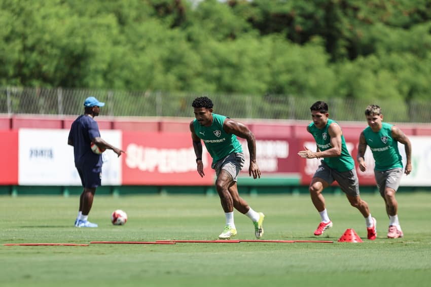 John Kennedy e Savarino em treino nesta quinta-feira (19) no CT do Fluminense (Foto: Lucas Merçon/ Fluminense FC)