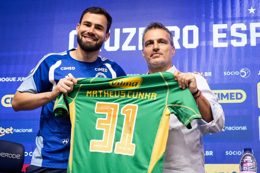 Matheus Cunha sendo apresentado por Spindel no Cruzeiro