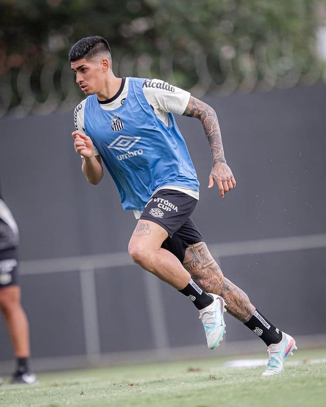 Adonis Frías se recuperou de um problema na panturrilha. (Foto: Raul Baretta/ Santos FC)