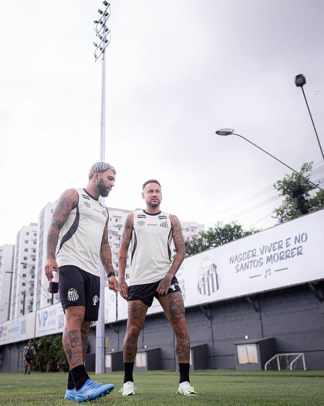 Gabriel Barbosa ao lado de Neymar durante treino no CT Rei Pelé. (Foto: Raul Baretta/ Santos FC)