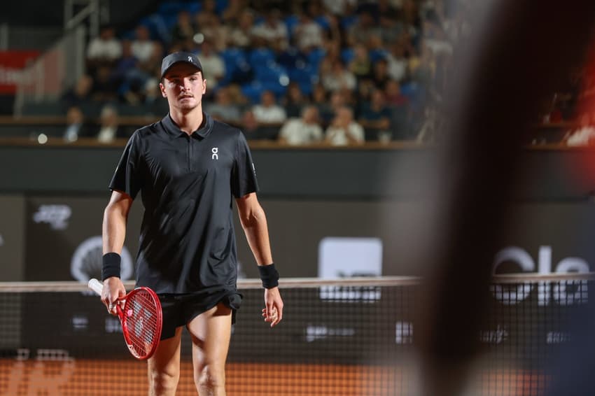 João Fonseca na derrota para o peruano Ignacio Buse nas oitavas do Rio Open (Foto: João Pires/Fotojump)