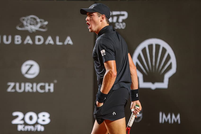 João Fonseca comemora ponto na derrota para o peruano Ignacio Buse no Rio Open (Foto: João Pires/Fotojump)
