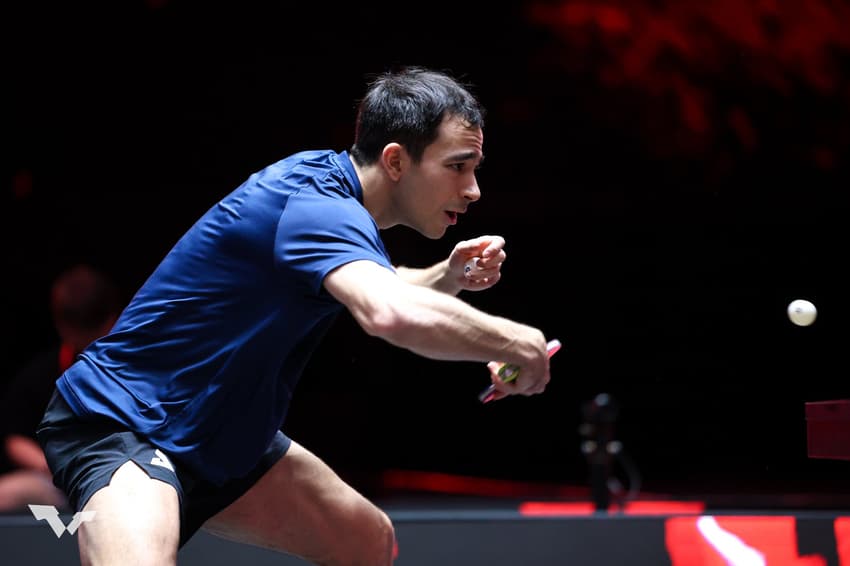 Hugo Calderano durante treinamento para o Singapura Smash (Foto: World Table Tennis)