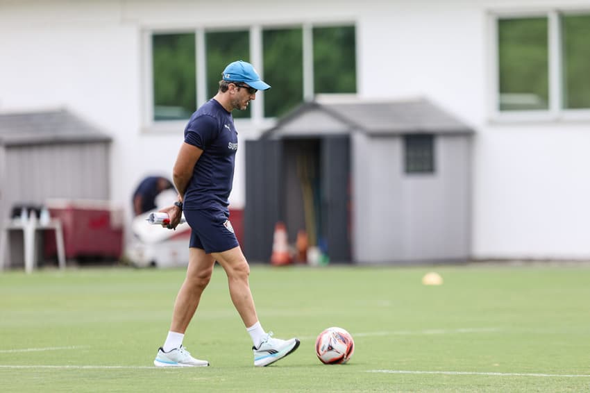Zubeldía em treino do Fluminense no CT Carlos Castilho (Foto: Lucas Merçon/ Fluminense FC)
