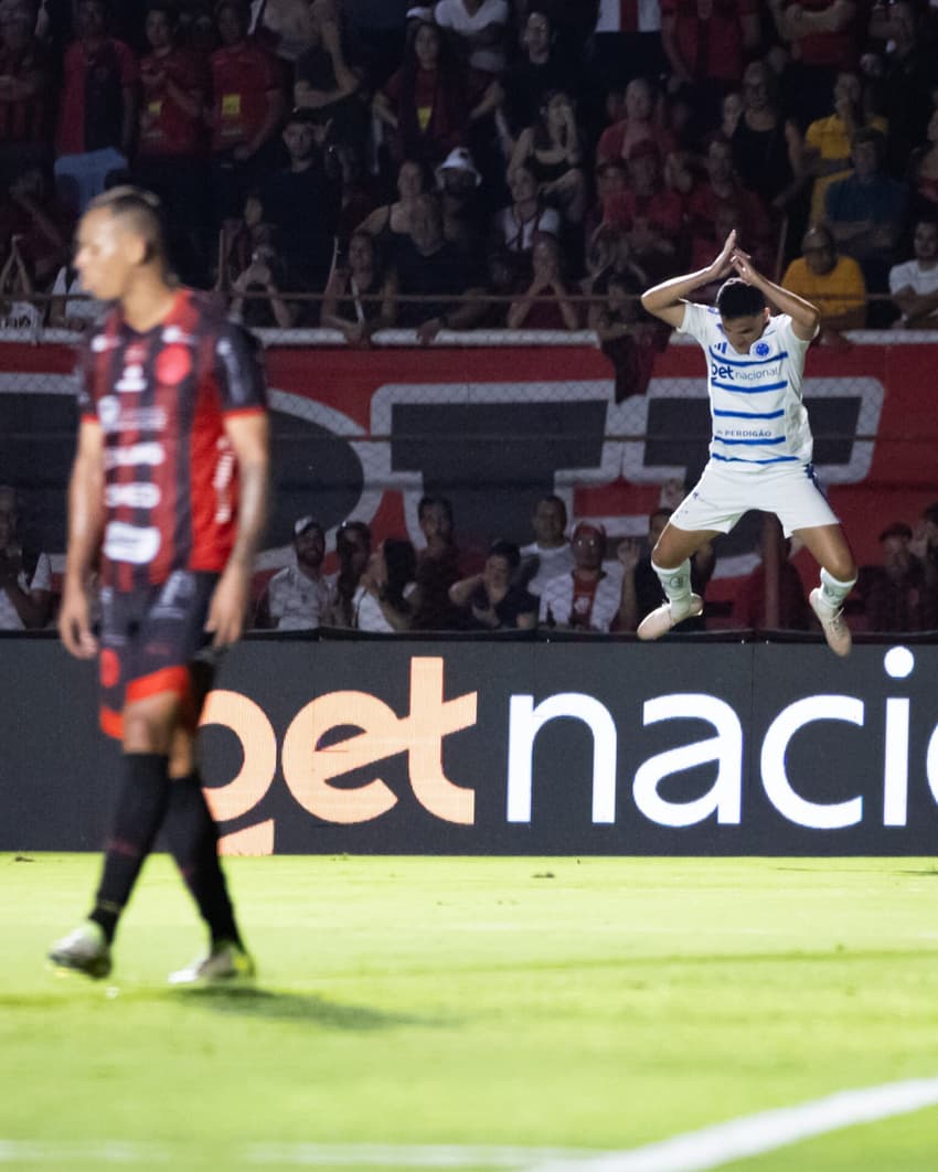 Bruno Rodrigues comemorando gol  