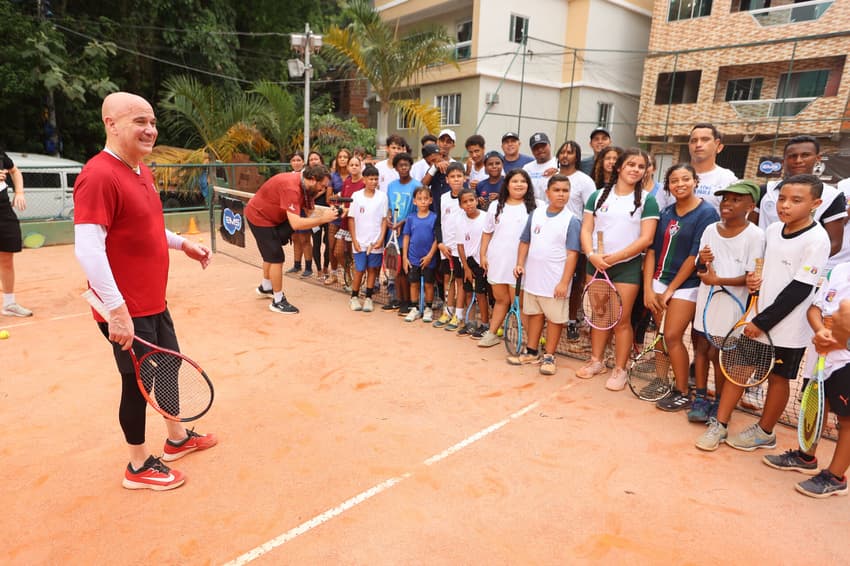 Andre Agassi retribui carinho dos fãs no Rio Open (Foto: João Pires/Fotojump)