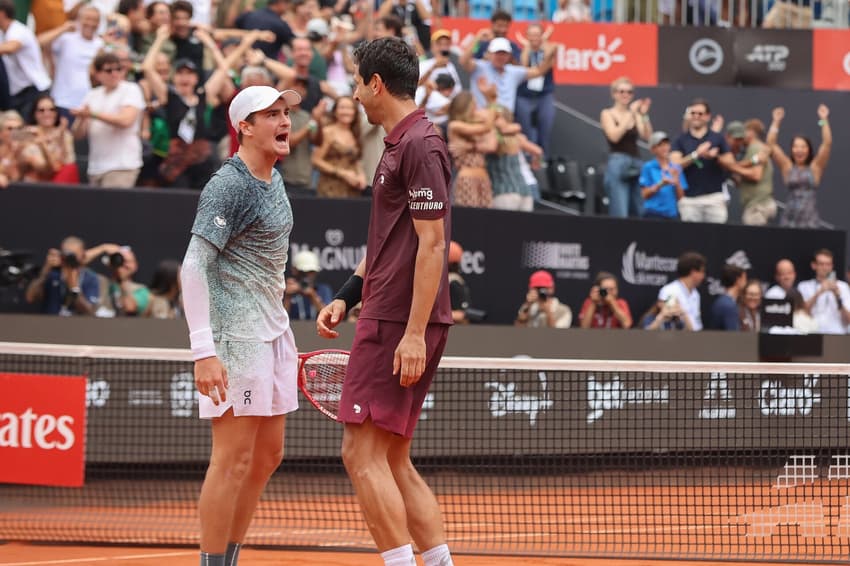 João Fonseca e Marcelo Melo comemoram ponto na vitória na semifinal do Rio Open (Foto: João Pires/Fotojump)