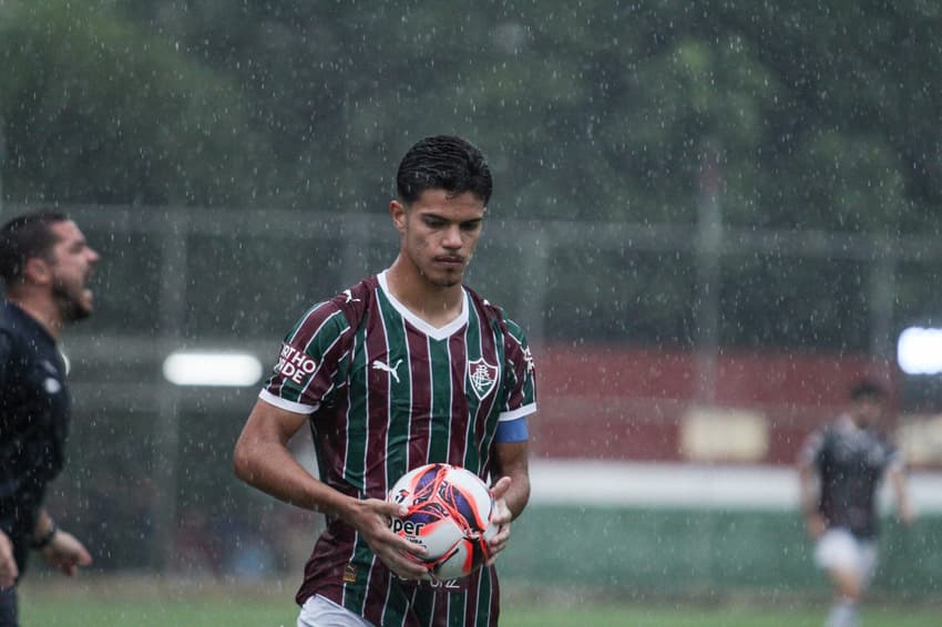 Júlio Fidelis como capitão em Fluminense x Fortaleza (Foto: Leonardo Brasil/ Fluminense FC)