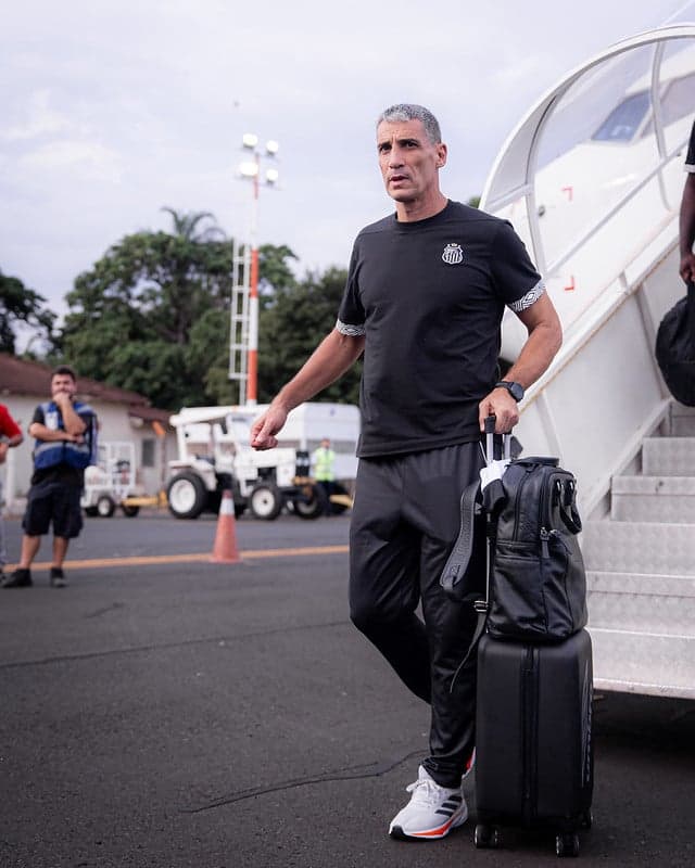 Juan Pablo Vojvoda durante viagem com a delegação do Santos para São José do Rio Preto. (Foto: Raul Baretta/ Santos FC)