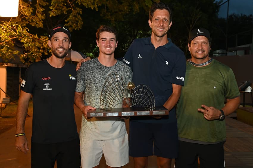 João Fonseca e Marcelo Melo com os técnicos Guilherme Teixeira e Daniel Melo após o título do Rio Open (Foto: Fotojump/Divulgação)
