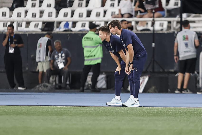 Auxiliares de Zubeldía em Vasco x Fluminense (Foto: Lucas Merçon/ Fluminense FC)
