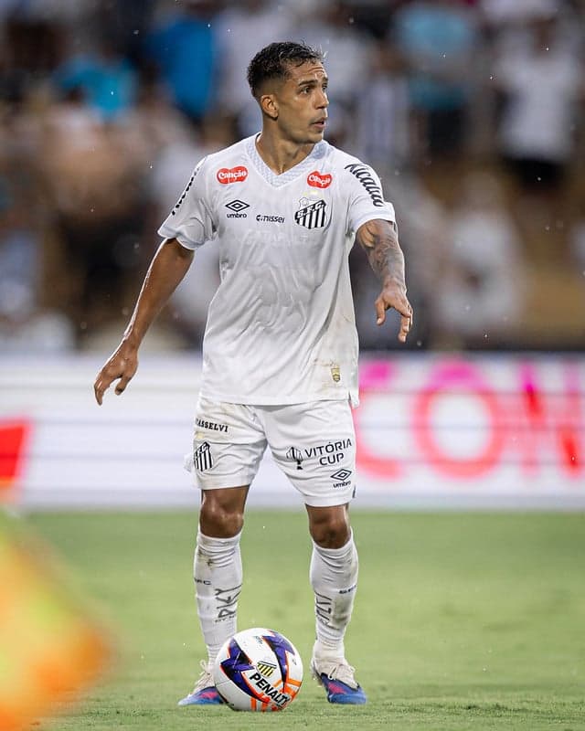 Igor Vinícius retornou de suspensão e foi titular na derrota do Santos contra o Novorizontino. (Foto: Raul Baretta/ Santos FC)