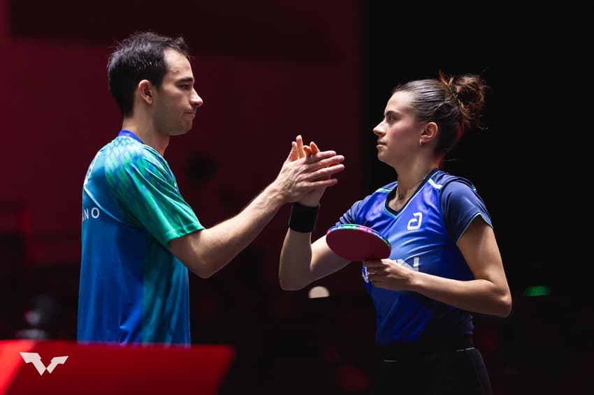 A dupla Hugo Calderano e Bruna Takahashi no WTT Singapura Smash 2026 (Foto: World Table Tennis)