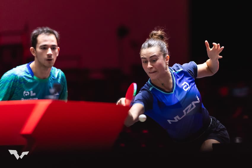 A dupla Hugo Calderano e Bruna Takahashi no WTT Singapura Smash 2026 (Foto: World Table Tennis)