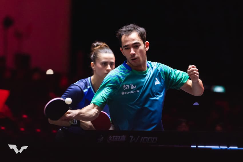 A dupla Hugo Calderano e Bruna Takahashi no WTT Singapura Smash 2026 (Foto: World Table Tennis)