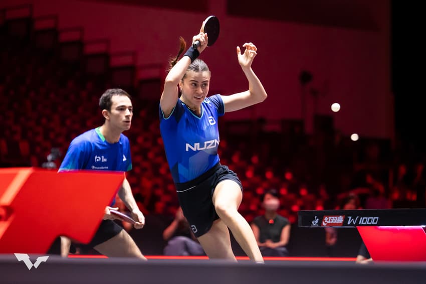 A dupla Hugo Calderano e Bruna Takahashi avançam às semifinais do WTT Singapura Smash 2026 (Foto: World Table Tennis)