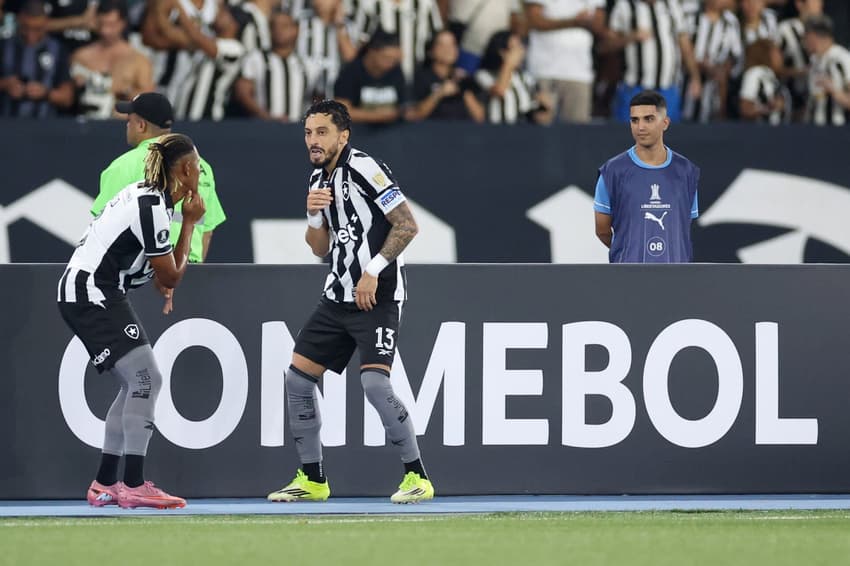 Alex Telles abriu o placar para o Botafogo (Foto: Vítor Silva/Botafogo)