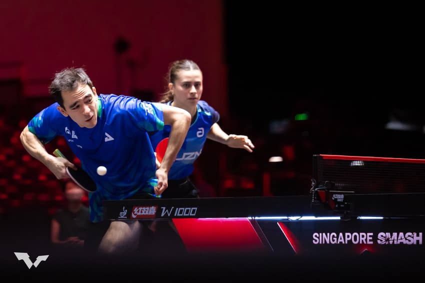 A dupla Hugo Calderano e Bruna Takahashi avançam às semifinais do WTT Singapura Smash 2026 (Foto: World Table Tennis)