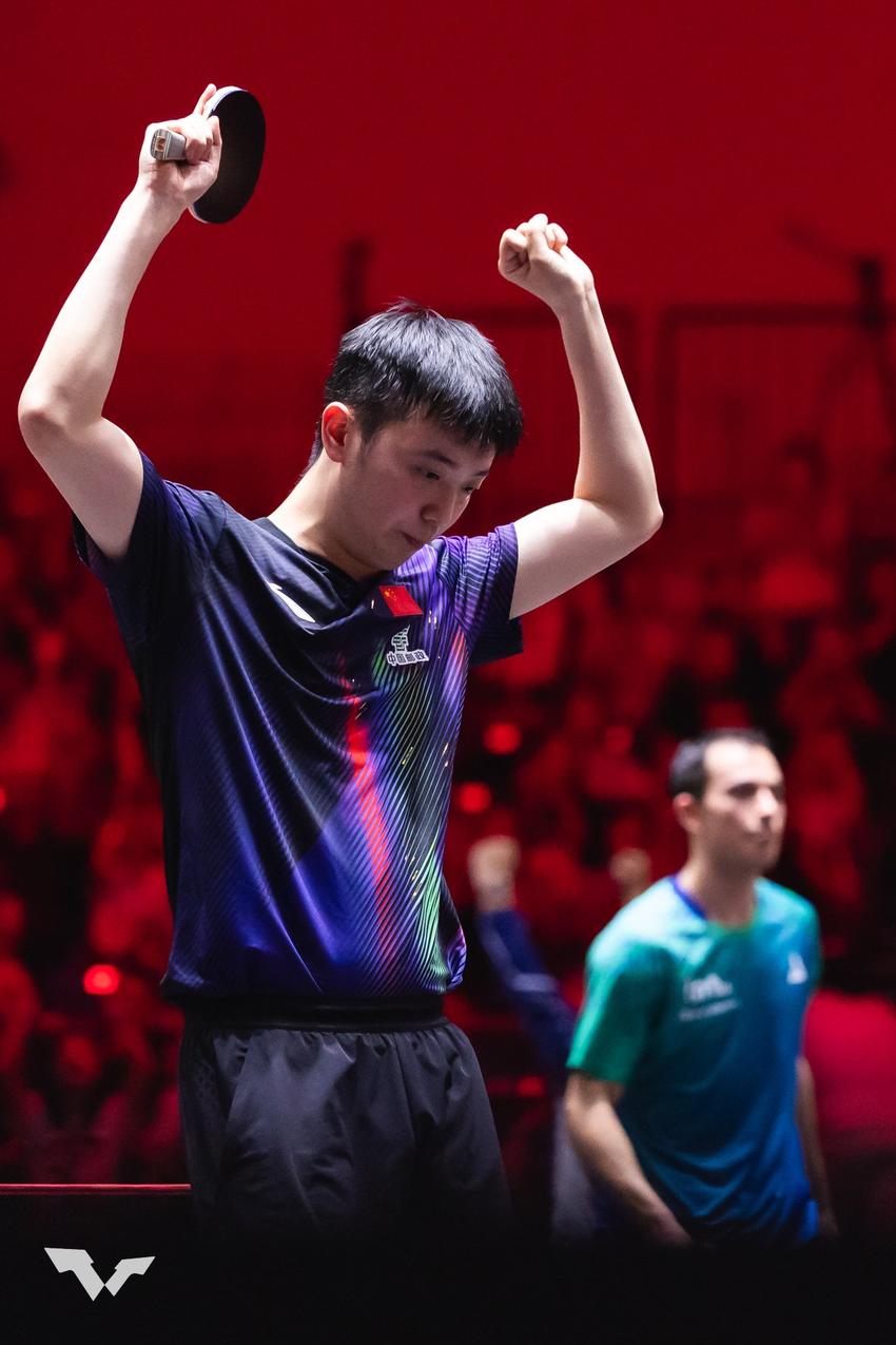 Hugo Calderano e Chen Yuanyu nas oitavas de simples masculino do WTT Smash de Singapura (Foto: World Table Tennis)