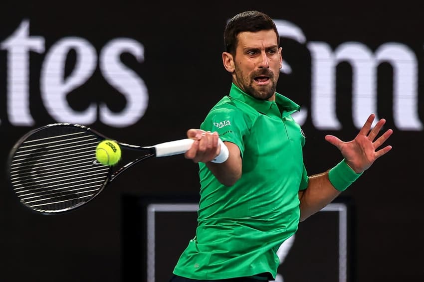 O sérvio Novak Djokovic na final do Australian Open contra o espanhol Carlos Alcaraz (Foto: by IZHAR KHAN / AFP)