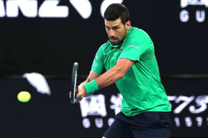 O sérvio Novak Djokovic devolve de backhand na final do Australian Open contra o espanhol Carlos Alcaraz (Foto: Martin KEEP / AFP)