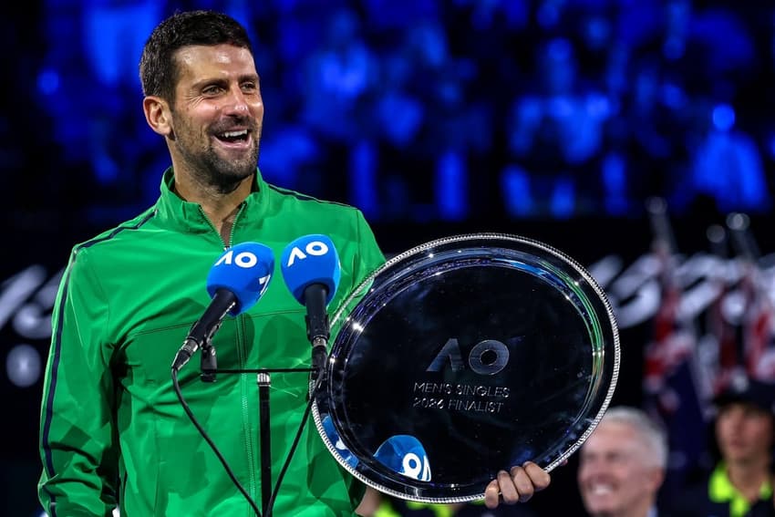 Primeira vez vice no Australian Open, Novak Djokovic manteve o bom humor na premiação. (Foto: IZHAR KHAN / AFP)