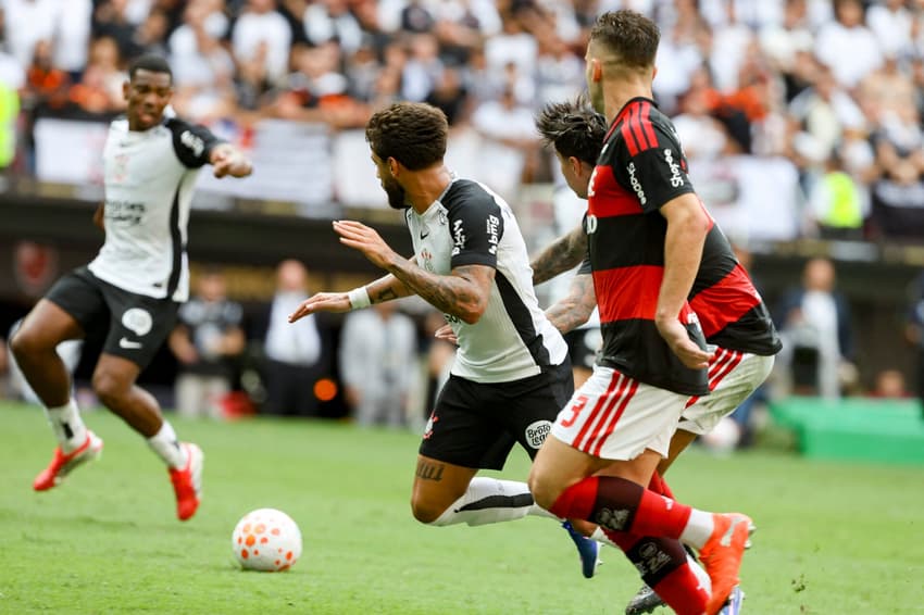 Disputa de bola na final da Supercopa do Brasil. (Foto: Sergio Lima / AFP)