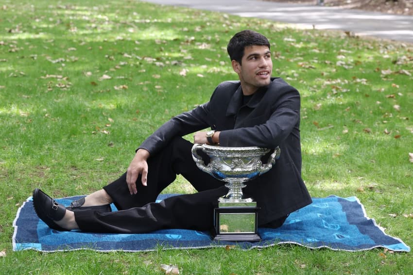 O espanhol Carlos Alcaraz posa com o troféu do Australian Open (Foto: David GRAY / AFP)