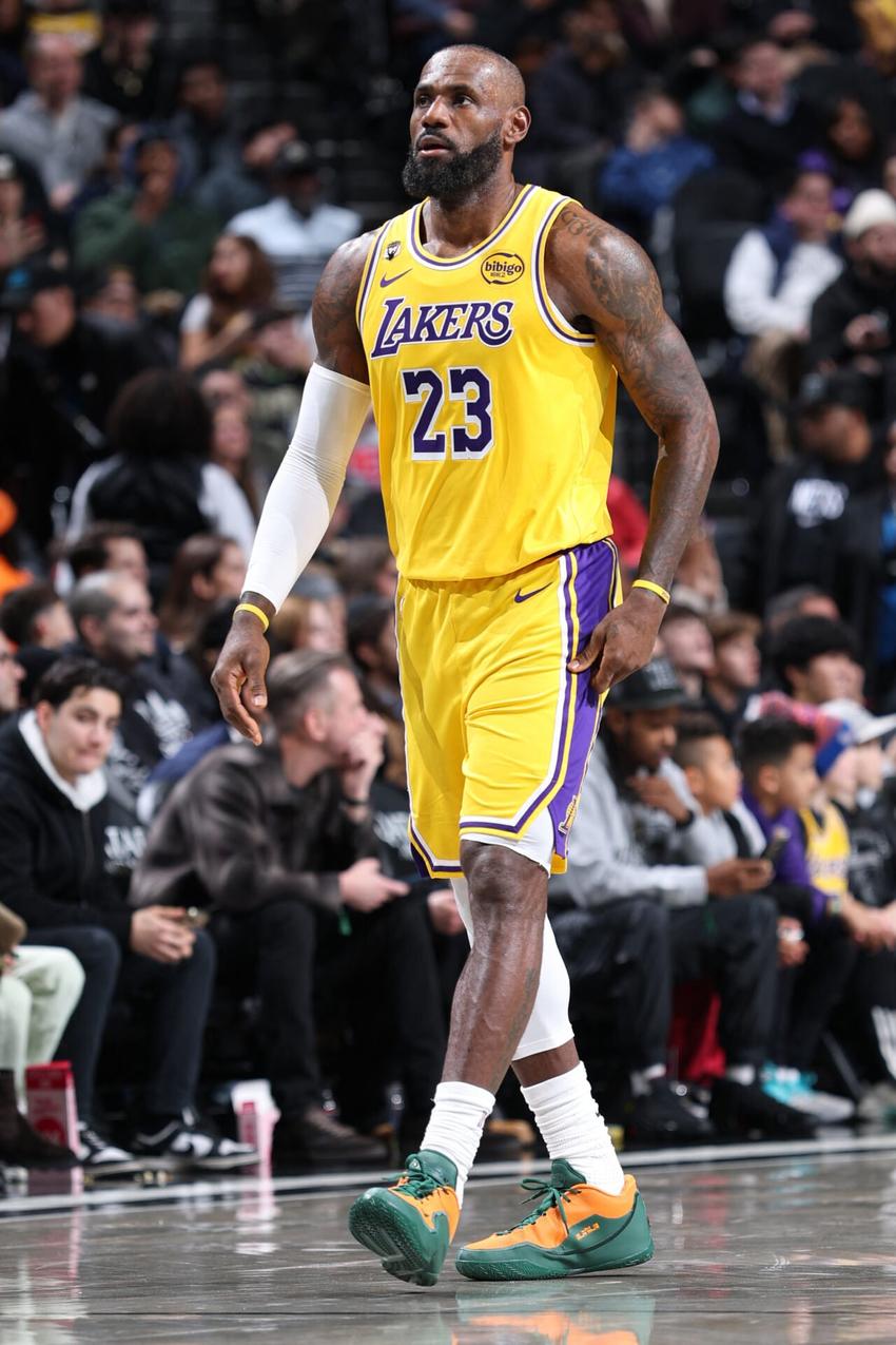 LeBron James, do Los Angeles Lakers, observa a partida contra o Brooklyn Nets, em 3 de fevereiro de 2026. (Foto: David L. Nemec/NBAE/Getty Images/Getty Images via AFP)