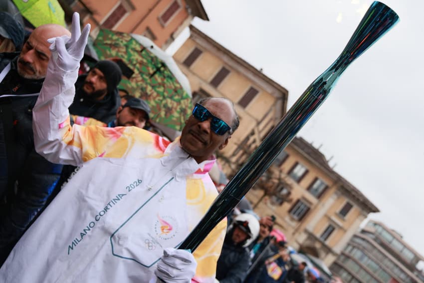 Snoop Dogg carregando a tocha olímpica em Gallarate, antes dos Jogos de Milão-Cortina 2026 (Foto: Handout/Milano Cortina 2026 Olympic Committee/AFP)