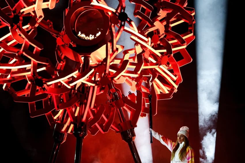 A esquiadora italiana Sofia Goggia carrega a tocha dos Jogos Olímpicos de Inverno (Foto: Franck FIFE / AFP)
