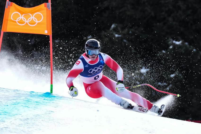 Franjo von Allmen, da Suíça, compete no downhill masculino do esqui alpino nos Jogos Olímpicos de Inverno Milano Cortina 2026, em Bormio, em 7 de fevereiro de 2026. (Foto: Dimitar DILKOFF/AFP)