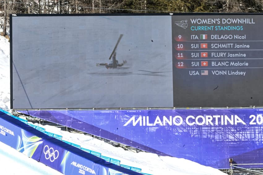 Um telão mostra a queda da americana Lindsey Vonn durante a prova de descida feminina dos Jogos Olímpicos de Inverno Milano-Cortina 2026, em Cortina d'Ampezzo, em 8 de fevereiro de 2026 (Foto:Tiziana FABI/AFP).