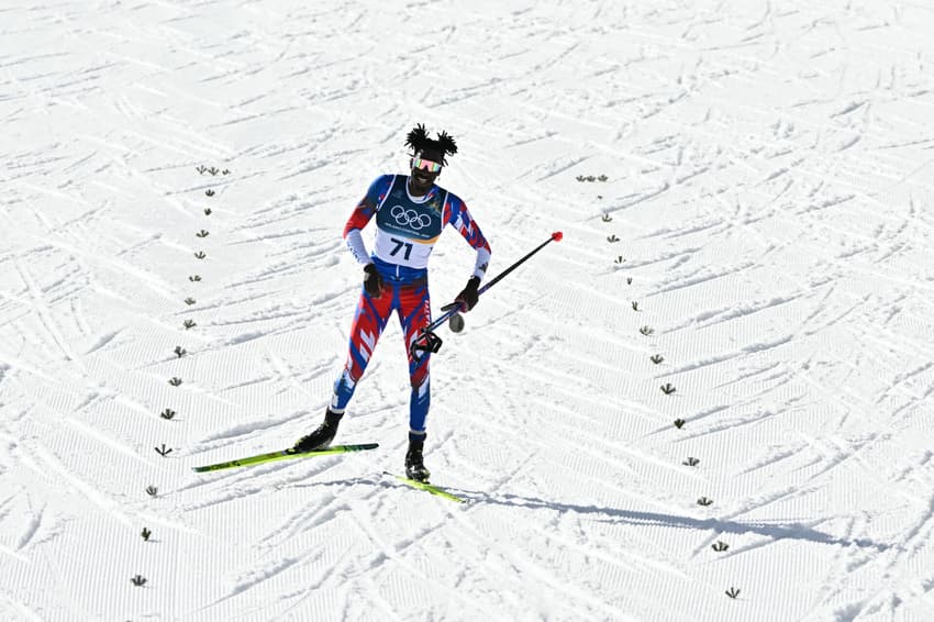 O haitiano Stevenson Savart reage ao fim do esquiathlon 10 km + 10 km masculino dos Jogos Olímpicos de Inverno Milano Cortina 2026, em Tesero, Itália, em 8 de fevereiro de 2026. (Foto: Javier SORIANO/AFP)