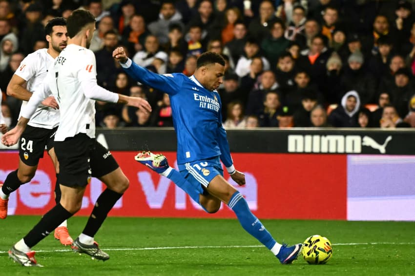 Mbappé em ação no jogo do Real Madrid contra o Valencia (Foto: Jose Jordan / AFP)