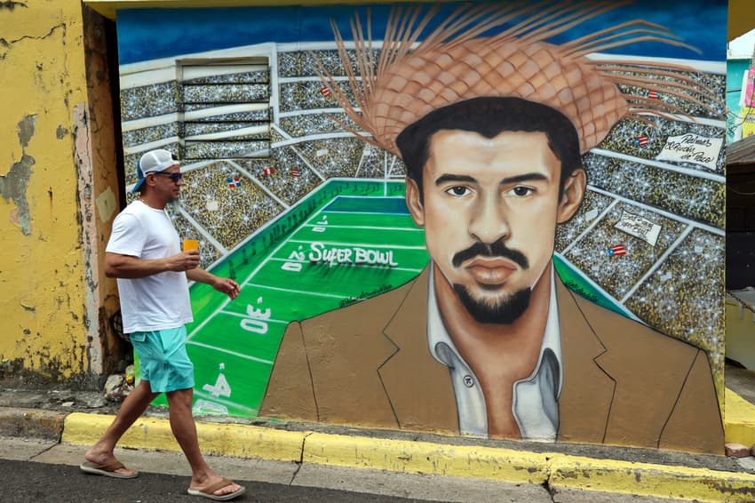Mural do artista porto-riquenho Bad Bunny usando chapéu tradicional 'pava', pintado no bairro de La Perla, em San Juan, Porto Rico (Foto: Jaydee Lee Serrano/AFP)