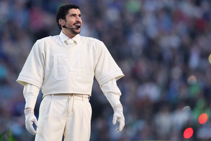 Bad Bunny se apresenta no show do intervalo do Super Bowl LX no Levi's Stadium, em Santa Clara, Califórnia, em 8 de fevereiro de 2026. (Foto: Kevin C. Cox/Getty Images/AFP)