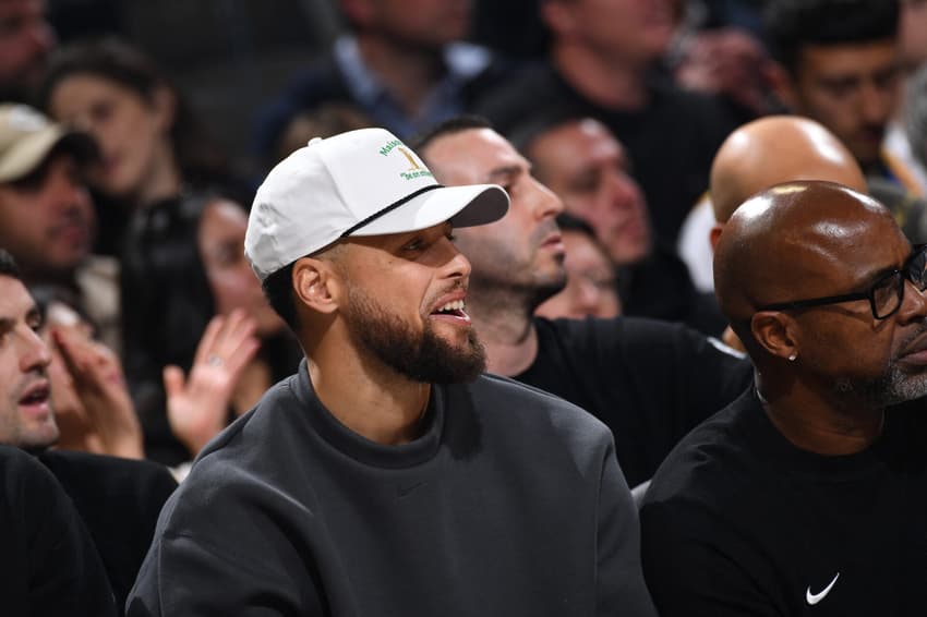 Stephen Curry, do Golden State Warriors foi como telespectador para o jogo contra o Memphis Grizzlies, no Chase Center. (Foto: Noah Graham/NBAE/Getty Images/AFP)