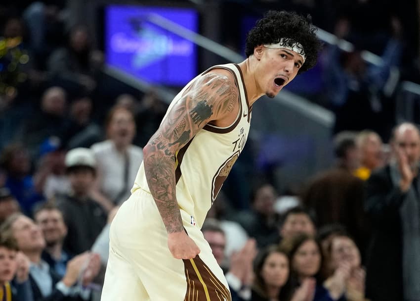 Gui Santos, do Golden State Warriors, comemora cesta de três pontos contra o Memphis Grizzlies, no Chase Center. (Foto: Thearon W. Henderson/Getty Images/AFP)