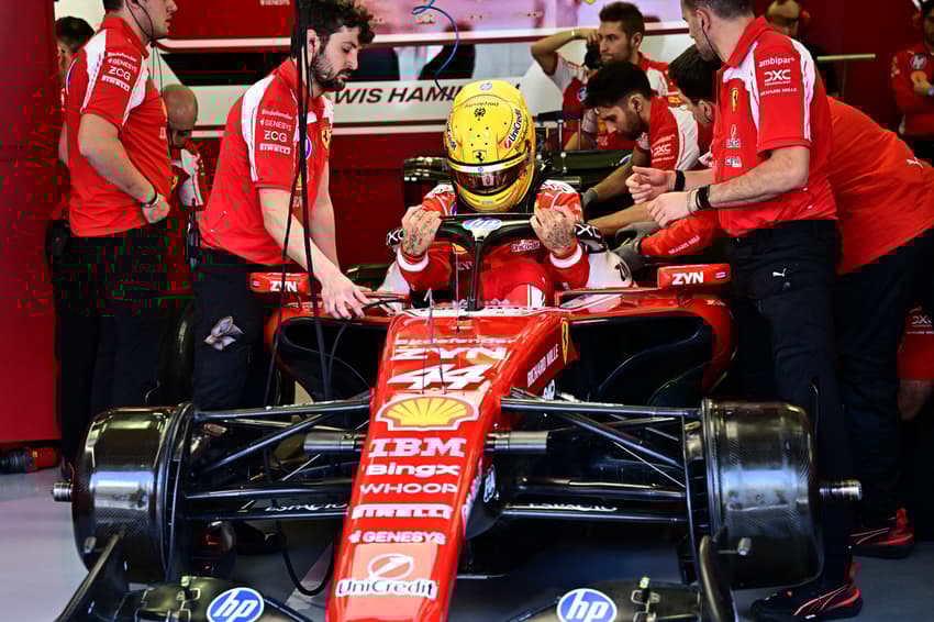 O piloto britânico Lewis Hamilton, da Ferrari, sentado no carro no primeiro dia dos testes de pré-temporada da Fórmula 1 no Bahrain International Circuit, em Sakhir, em 11 de fevereiro de 2026. (Foto: Giuseppe CACACE/AFP)