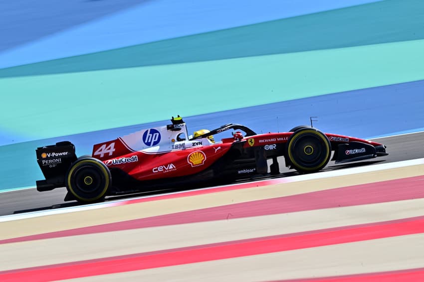 Lewis Hamilton, piloto britânico da Ferrari, pilota no primeiro dia de testes de pré-temporada da Fórmula 1 no Circuito Internacional do Bahrein, em Sakhir, em 11 de fevereiro de 2026. (Foto: Giuseppe Cacace/AFP)