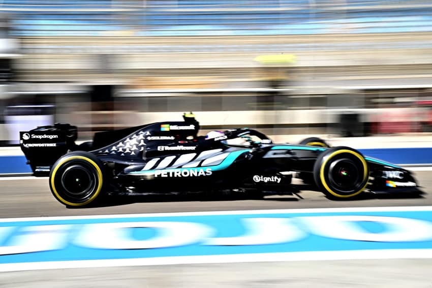 O piloto italiano Kimi Antonelli, da Mercedes, acelera no segundo dia de testes de pré-temporada da Fórmula 1 no Circuito Internacional do Bahrein, em Sakhir, em 12 de fevereiro de 2026. (Foto: Giuseppe Cacace/AFP)