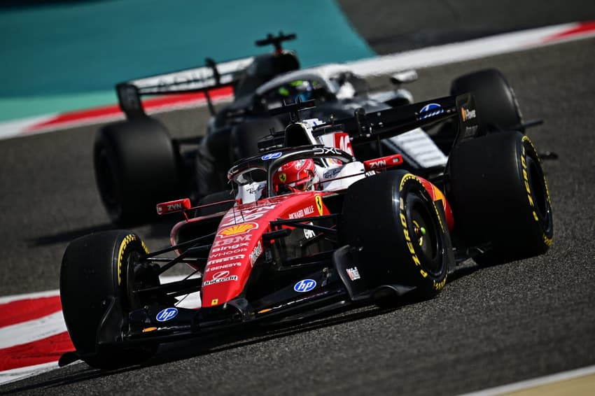 O monegasco Charles Leclerc, da Ferrari, pilota no segundo dia de testes de pré-temporada da Fórmula 1 no Circuito Internacional do Bahrein, em Sakhir, em 12 de fevereiro de 2026. (Foto: Giuseppe Cacace/AFP)