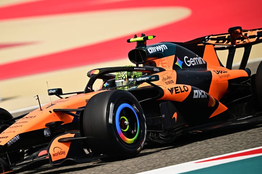 O piloto britânico Lando Norris, da McLaren, dirige no segundo dia dos testes da Fórmula 1 no Bahrain International Circuit, em Sakhir, 12 de fevereiro de 2026. (Foto: Giuseppe CACACE/AFP)